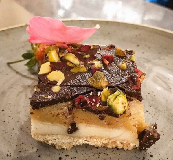 7 Makanan ini dibuat dengan campuran air mawar, bikin rasanya unik