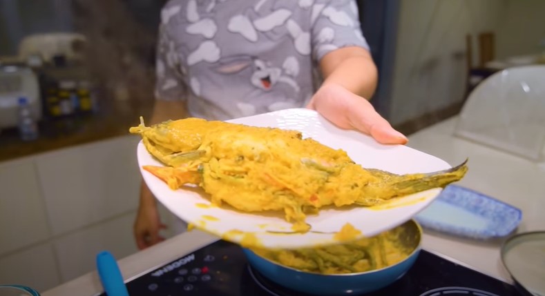 Masakan ala 9 seleb pria buat istri, Rey Mbayang bikin sup telur