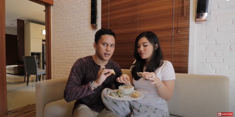 Masakan ala 9 seleb pria buat istri, Rey Mbayang bikin sup telur