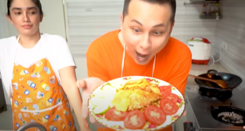 Masakan ala 9 seleb pria buat istri, Rey Mbayang bikin sup telur