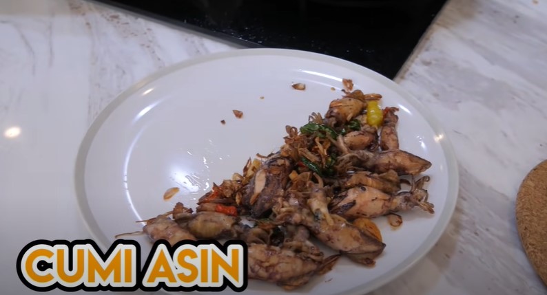 Masakan ala 9 seleb pria buat istri, Rey Mbayang bikin sup telur