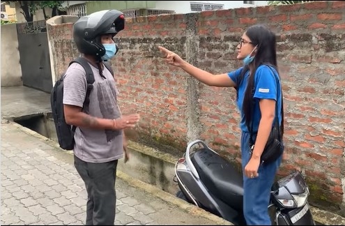 Dilecehkan, wanita ini seret sepeda motor pelaku hingga masuk got