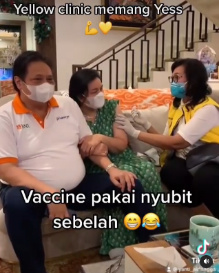 Momen Menteri Airlangga dicubit istri saat vaksin, curi perhatian