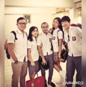 9 Momen Kalina Oktarani nostalgia reuni sekolah, pakai seragam SMA