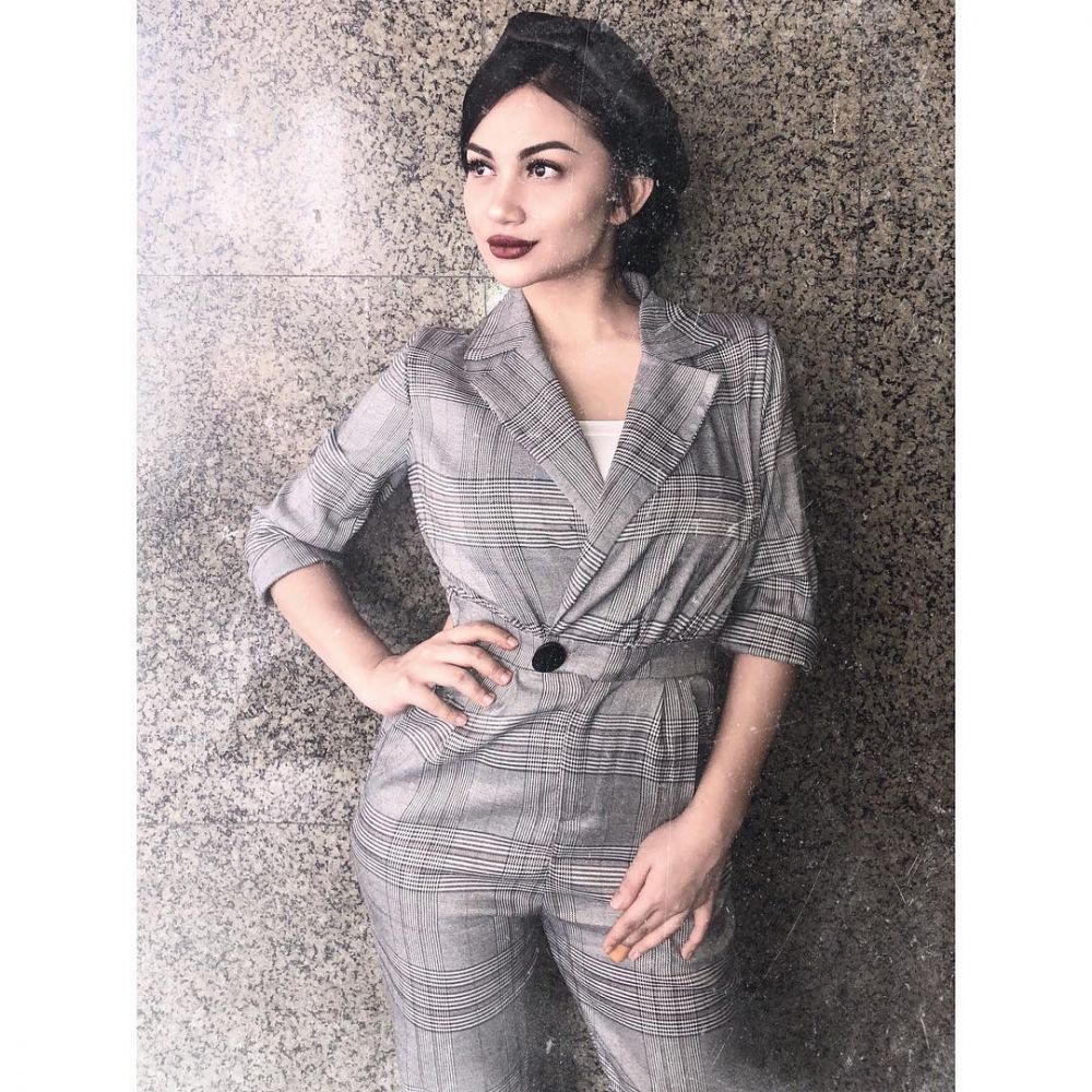 Biasa tampil natural, ini 9 potret Ariel Tatum bermakeup tebal