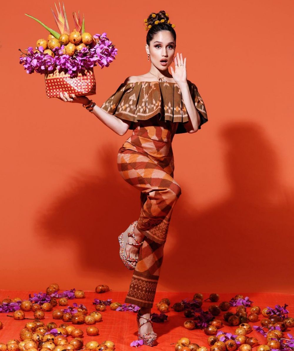 7 Gaya pemotretan terbaru Cinta Laura, menyunggi keranjang markisa