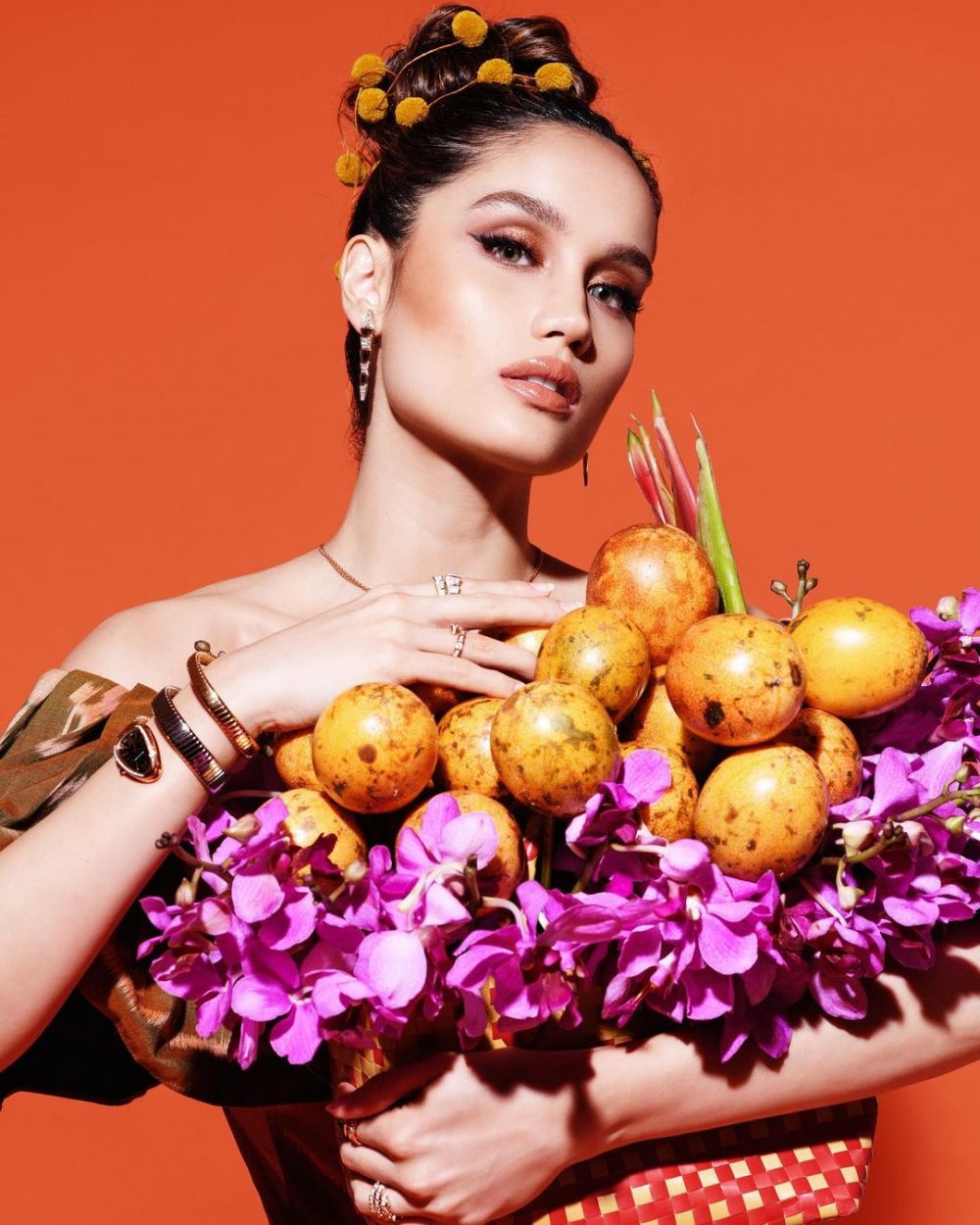 7 Gaya pemotretan terbaru Cinta Laura, menyunggi keranjang markisa