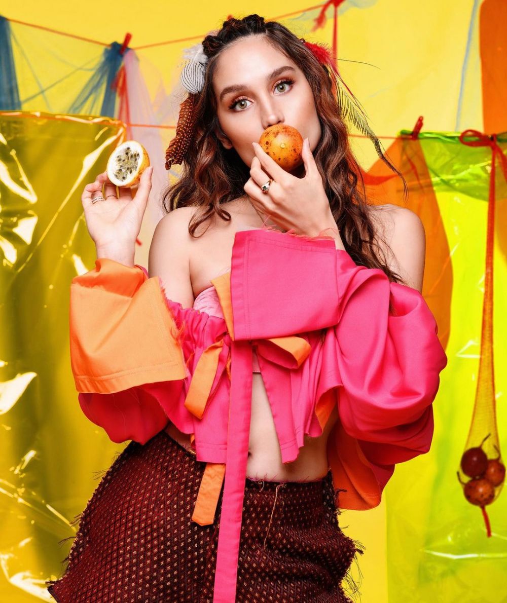 7 Gaya pemotretan terbaru Cinta Laura, menyunggi keranjang markisa