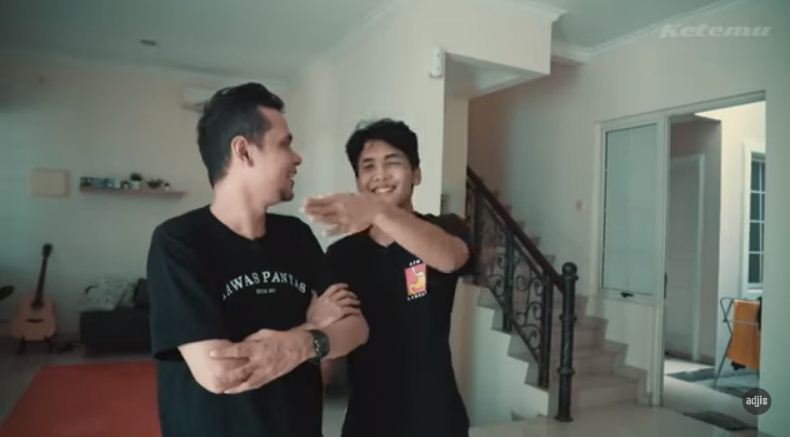9 Potret rumah komika Bintang Emon, didominasi warna putih