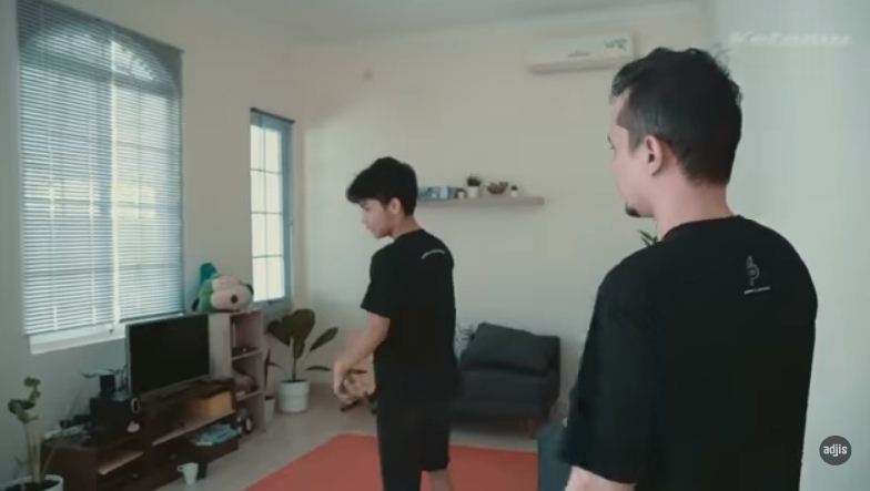 9 Potret rumah komika Bintang Emon, didominasi warna putih