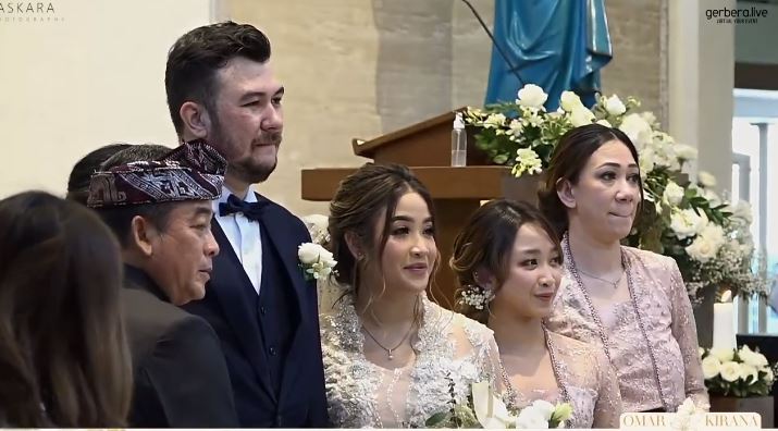 11 Momen Dita Karang di pernikahan kakak, menawan dengan kebaya Bali