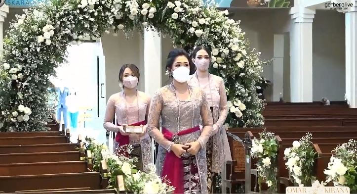 11 Momen Dita Karang di pernikahan kakak, menawan dengan kebaya Bali