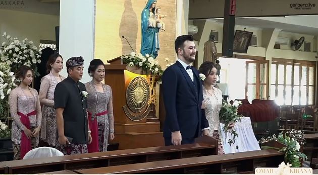 11 Momen Dita Karang di pernikahan kakak, menawan dengan kebaya Bali