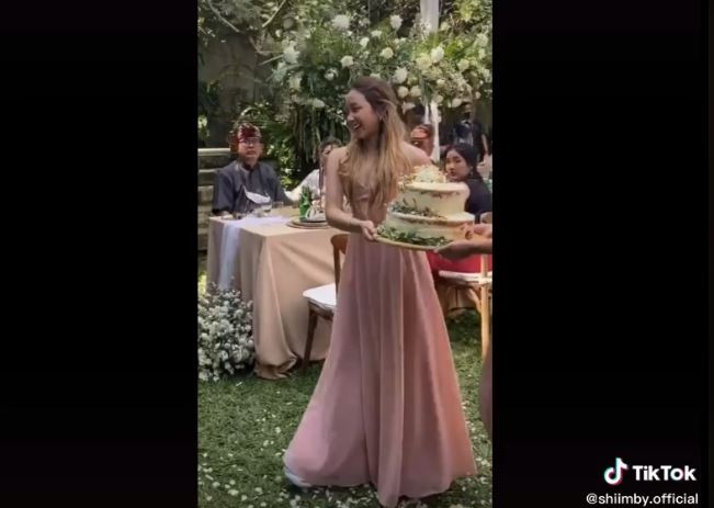 11 Momen Dita Karang di pernikahan kakak, menawan dengan kebaya Bali