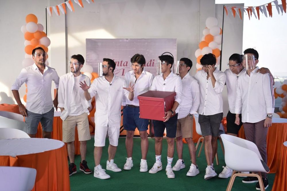 11 Momen meriah pesta bujang Rizky Billar, didandani jadi Tarzan