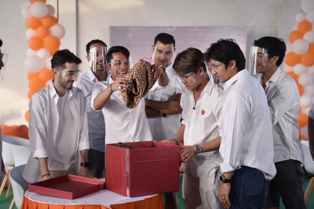 11 Momen meriah pesta bujang Rizky Billar, didandani jadi Tarzan