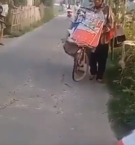 Aksi Kang Emon penjual mainan tabrakkan sepeda cegah begal, salut!