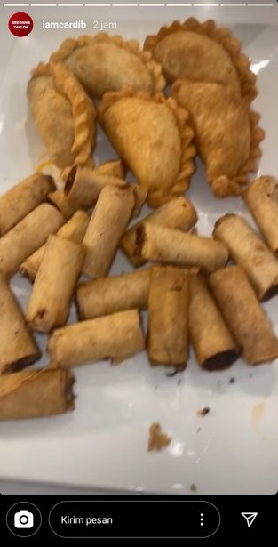 Momen 9 seleb dunia makan makanan Indonesia, bikin heboh