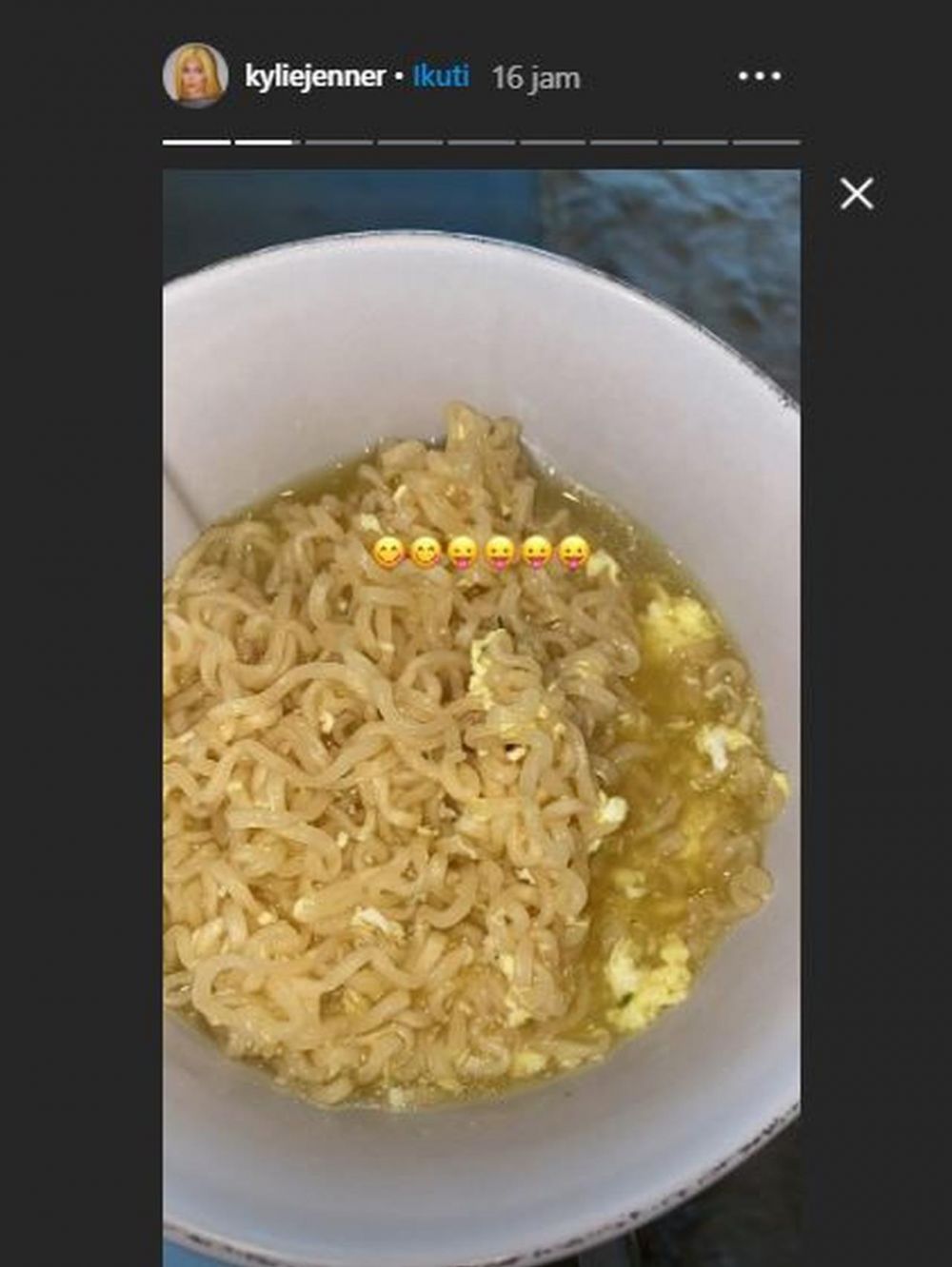 Momen 9 seleb dunia makan makanan Indonesia, bikin heboh