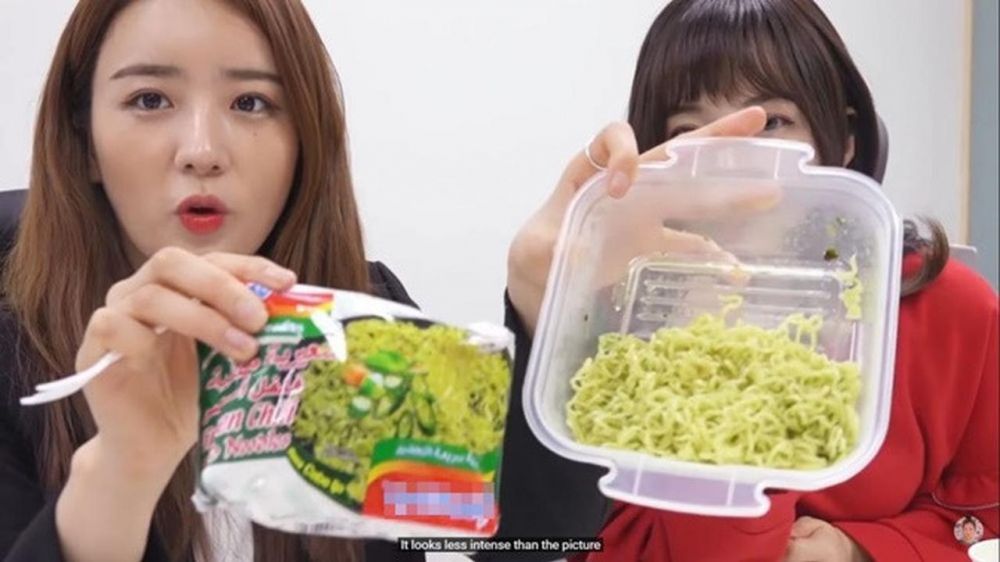 Momen 9 seleb dunia makan makanan Indonesia, bikin heboh