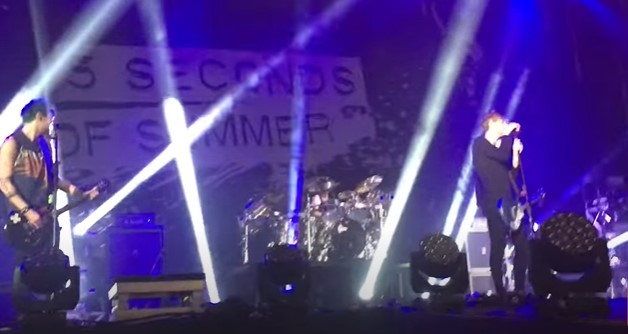 Momen 9 seleb dunia makan makanan Indonesia, bikin heboh