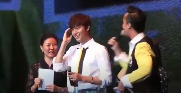 Momen 9 seleb dunia makan makanan Indonesia, bikin heboh