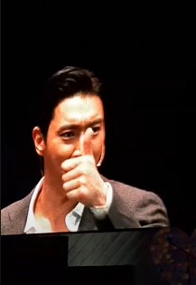 Momen 9 seleb dunia makan makanan Indonesia, bikin heboh