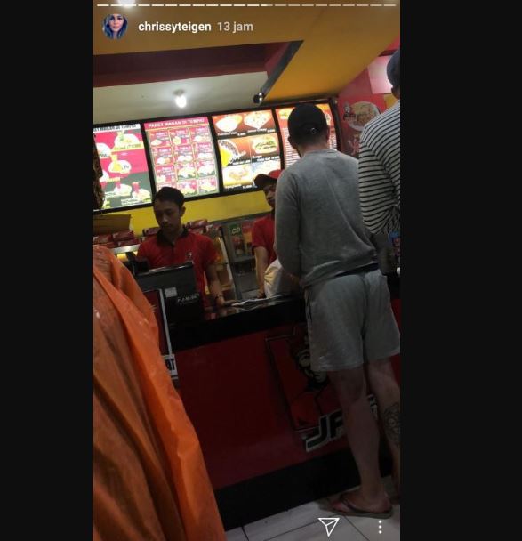 Momen 9 seleb dunia makan makanan Indonesia, bikin heboh