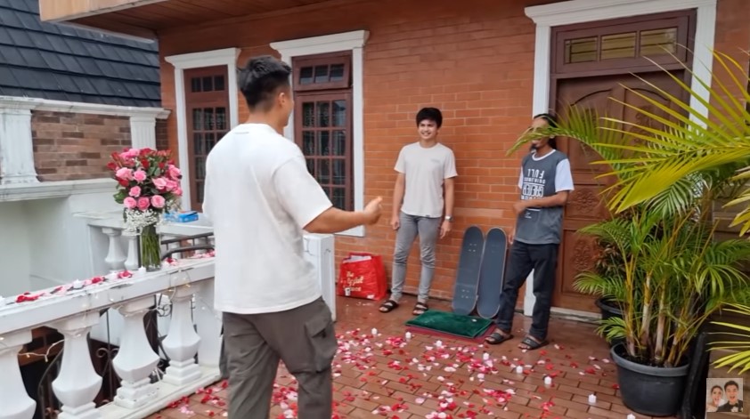 9 Momen Baim Wong beri kejutan untuk Paula, hiasi rooftop dengan bunga