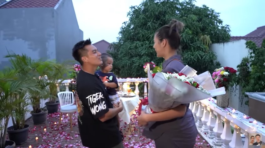 9 Momen Baim Wong beri kejutan untuk Paula, hiasi rooftop dengan bunga