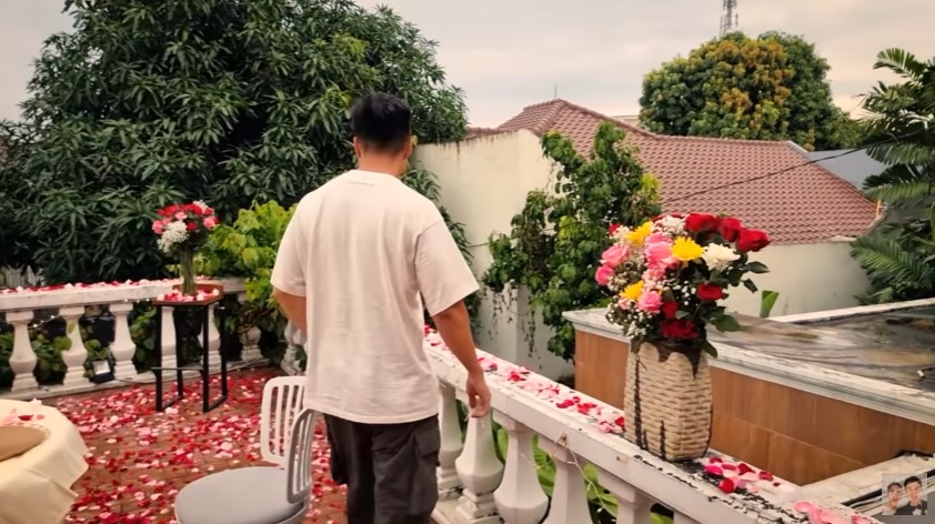 9 Momen Baim Wong beri kejutan untuk Paula, hiasi rooftop dengan bunga