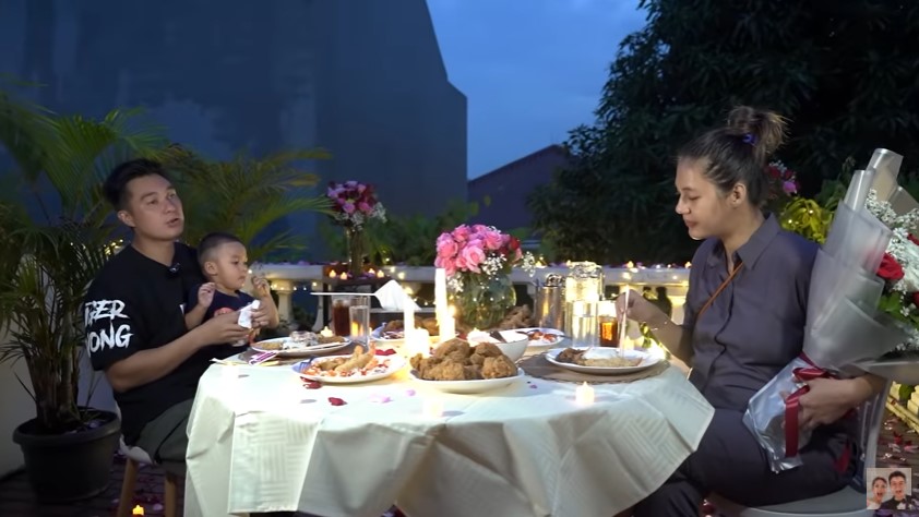 9 Momen Baim Wong beri kejutan untuk Paula, hiasi rooftop dengan bunga