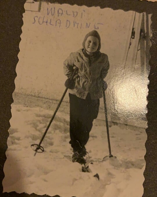 Jarang terekspos, ini 7 potret masa muda ibunda Luna Maya yang menawan