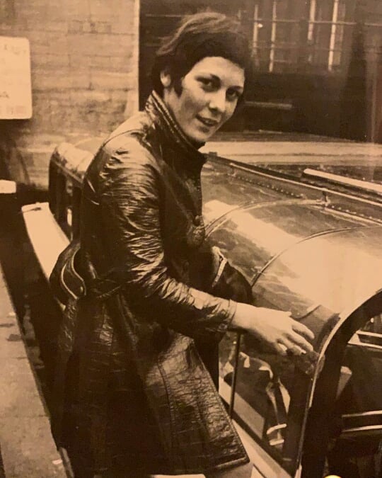 Jarang terekspos, ini 7 potret masa muda ibunda Luna Maya yang menawan