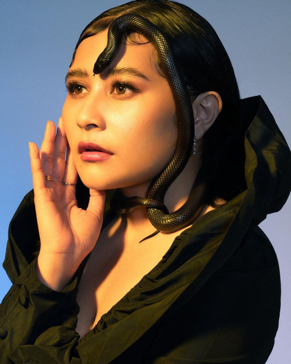 7 Gaya pemotretan Prilly Latuconsina dengan ular, sempat panik