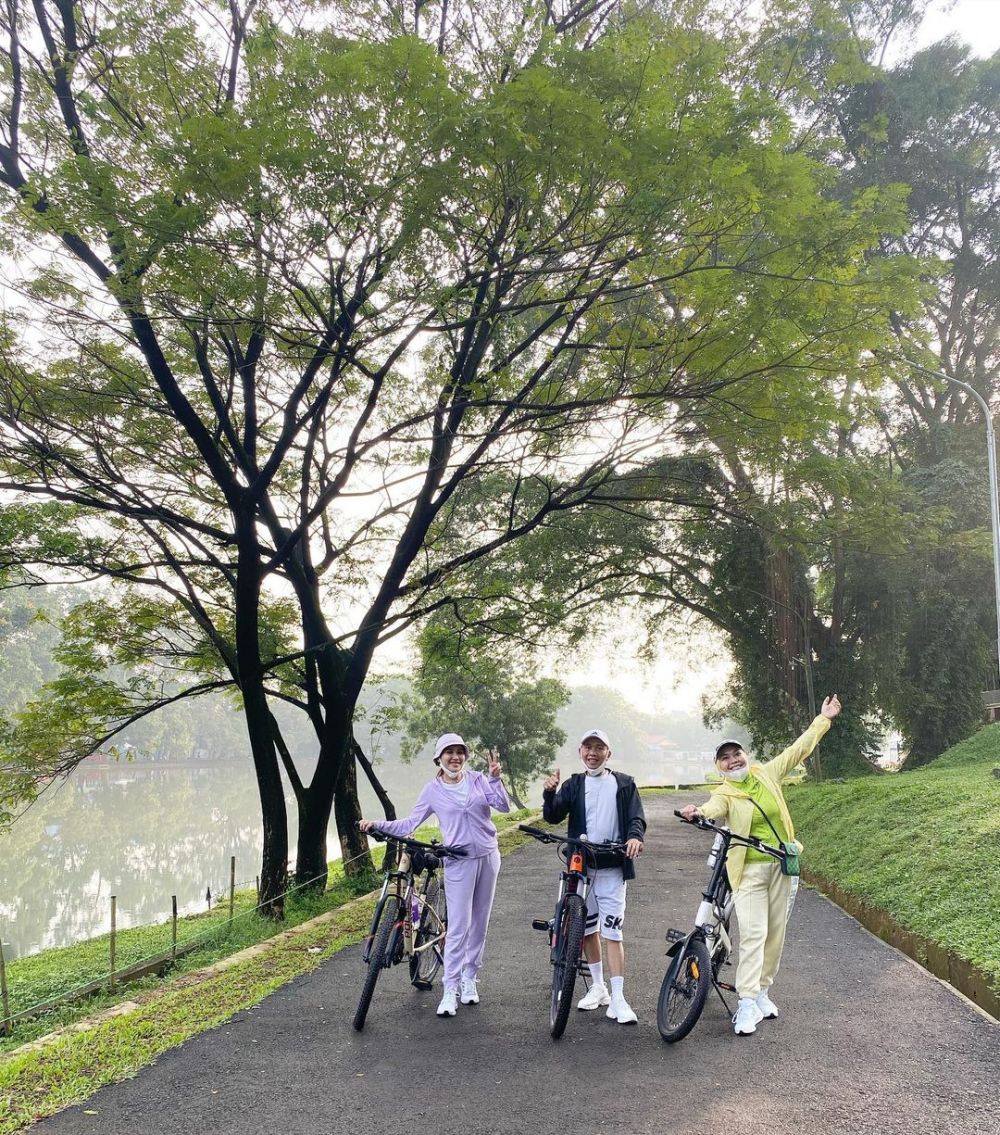 Beda penampilan 8 seleb bersepeda bareng keluarga, Ussy bak atlet