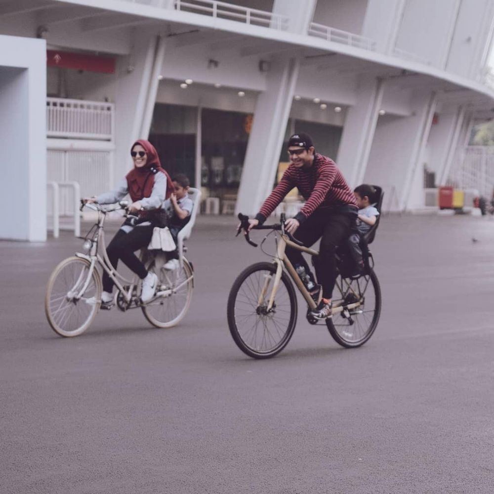 Beda penampilan 8 seleb bersepeda bareng keluarga, Ussy bak atlet