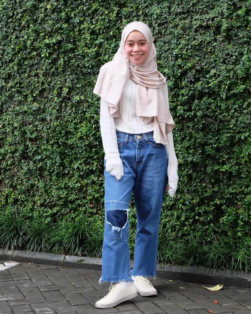 11 Gaya casual Lesty Kejora mengenakan jeans, jadi inspirasi OOTD