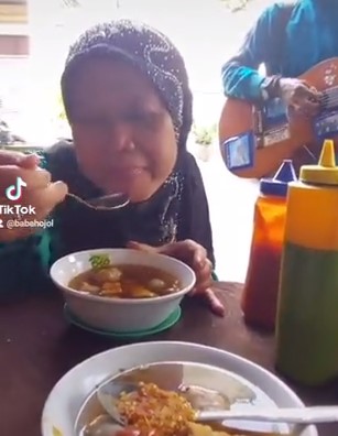 Aksi driver ojek online Babeh Ary kencan bareng istri, gayanya bak ABG