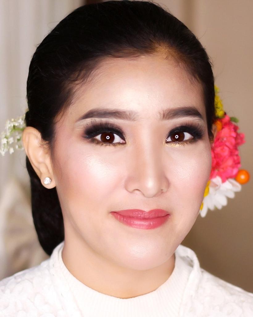 Kerap tampil natural, 9 potret Olivia Zalianty bermakeup tebal