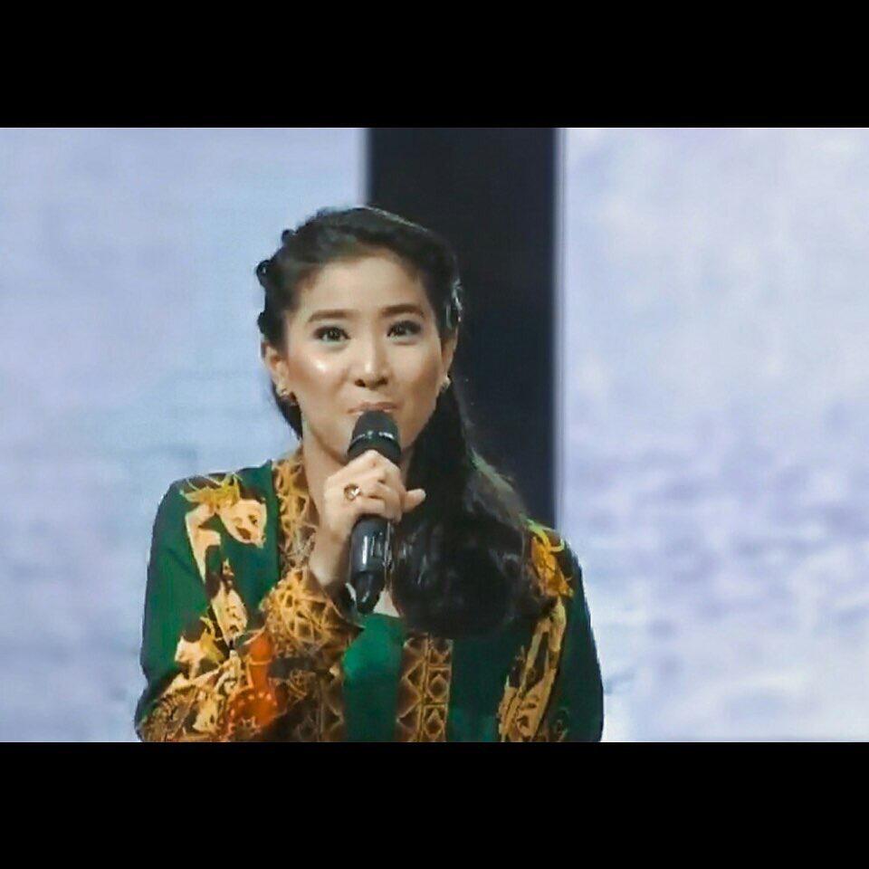 Kerap tampil natural, 9 potret Olivia Zalianty bermakeup tebal