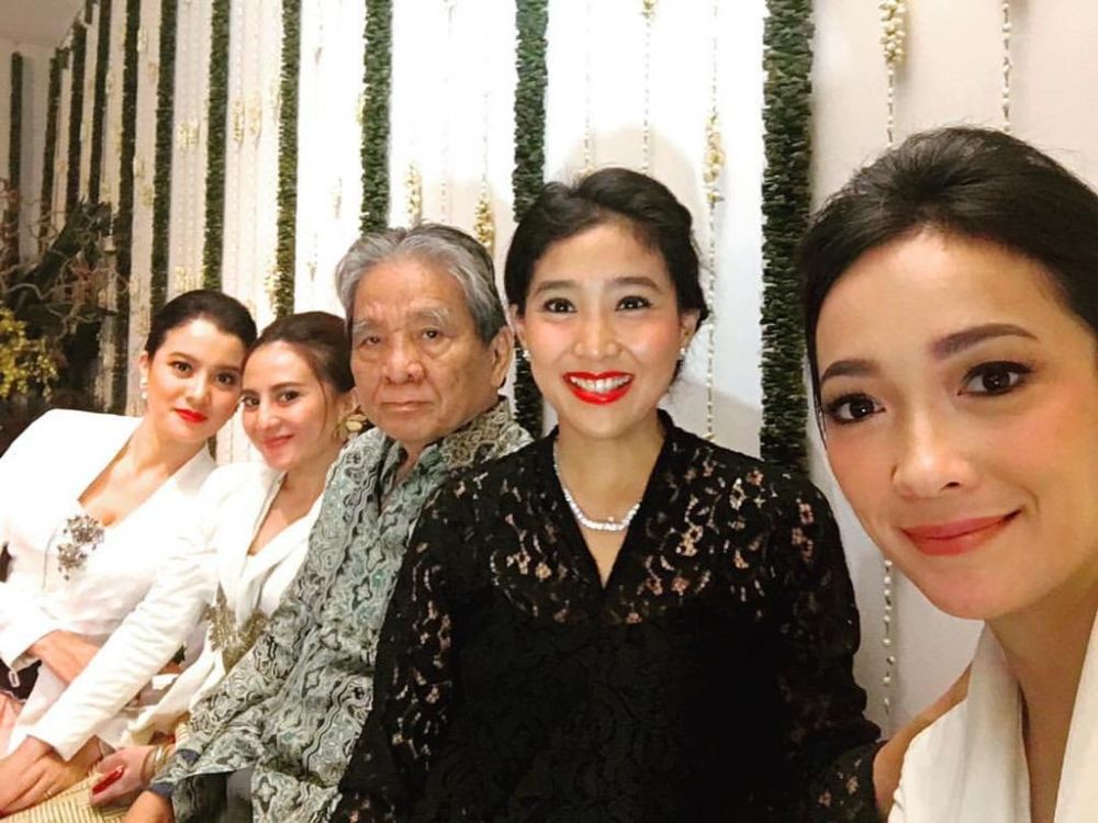 Kerap tampil natural, 9 potret Olivia Zalianty bermakeup tebal