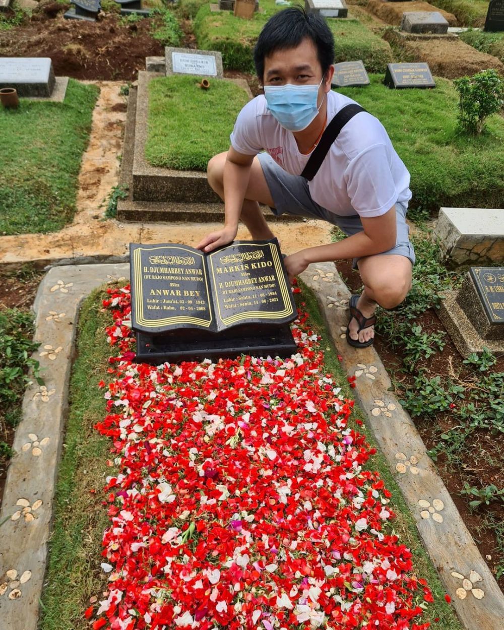 Momen Hendra Setiawan kunjungi makam Markis Kido ini bikin haru