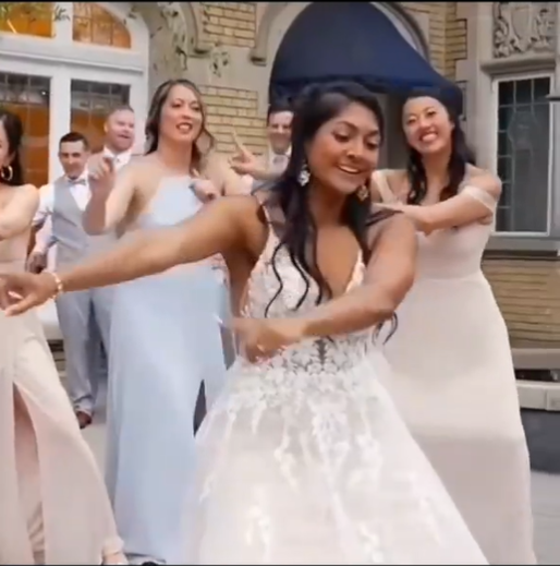 Pernikahan unik, kedua pengantin menari bak adegan film India