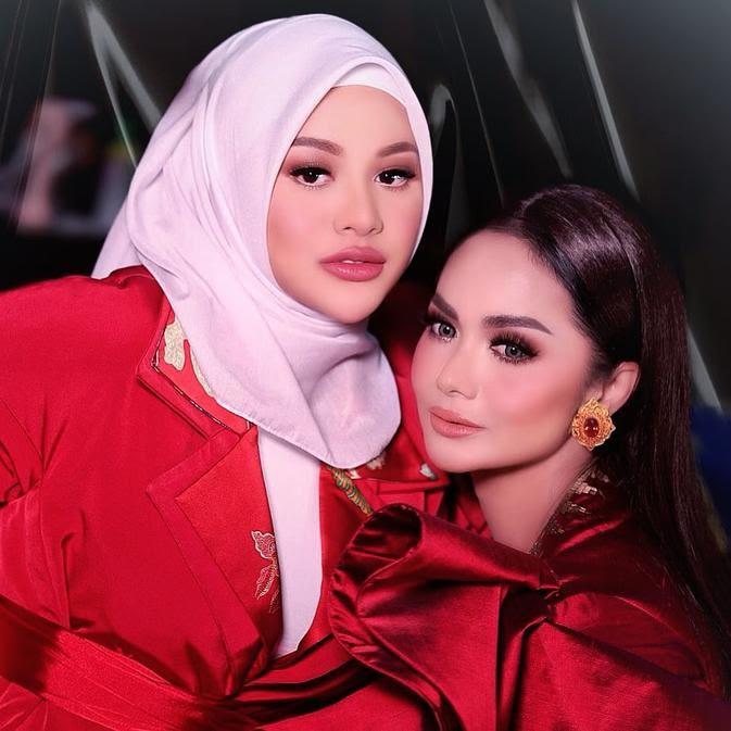 7 Gaya pemotretan Aurel & Krisdayanti, parasnya bak pinang dibelah dua