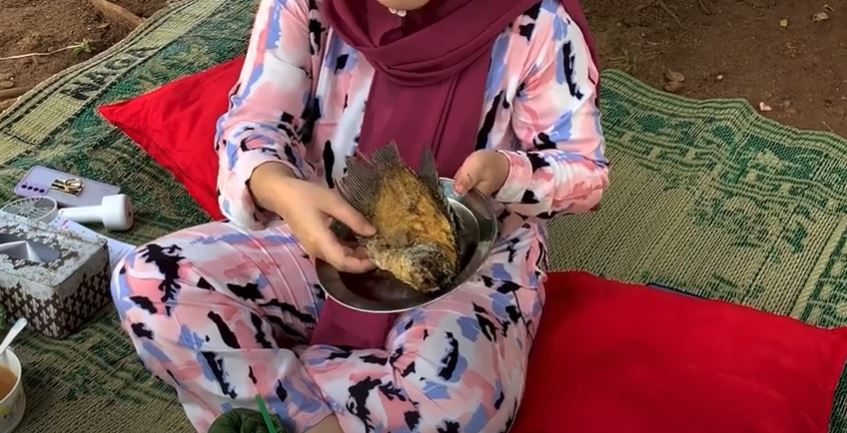 Lama tak terlihat, 11 momen kulineran Ulfa Dwiyanti ini curi perhatian