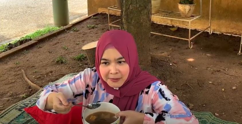 Lama tak terlihat, 11 momen kulineran Ulfa Dwiyanti ini curi perhatian