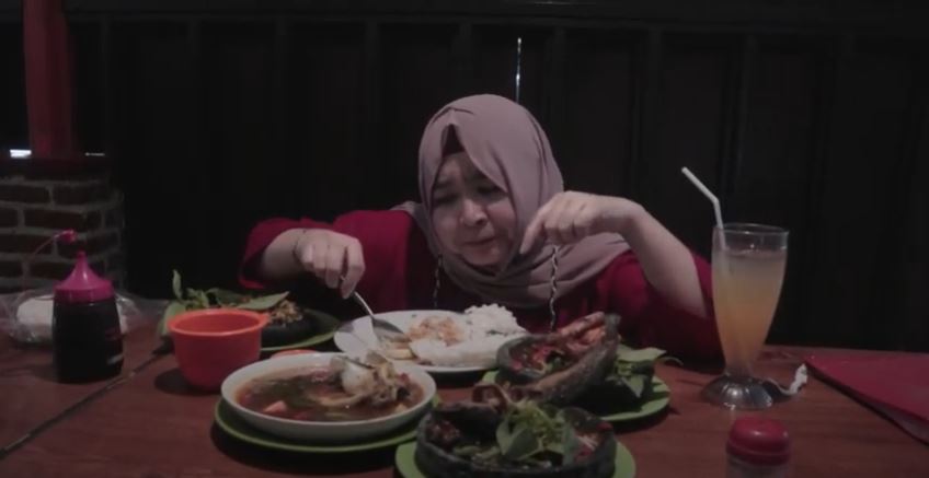 Lama tak terlihat, 11 momen kulineran Ulfa Dwiyanti ini curi perhatian