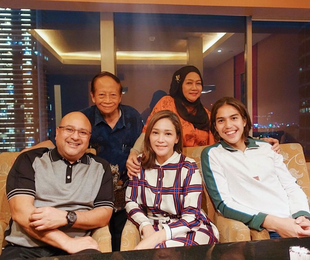 9 Potret kedekatan Irwan Mussry dan El Rumi, disebut mirip