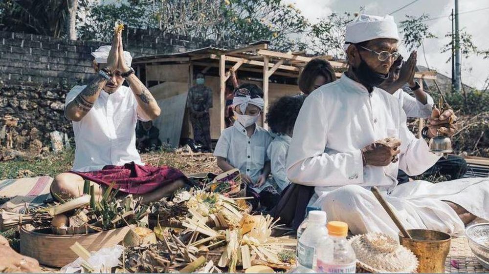 7 Momen Fandy Christian pindah ke Bali sekaligus gelar upacara ngeruak